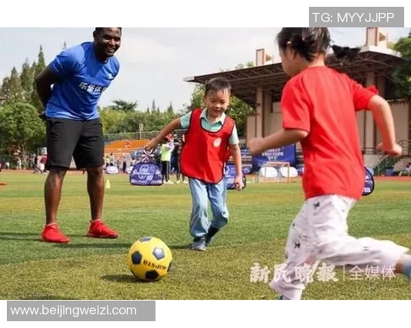 球星陪伴孩子在足球场上玩耍亲子互动视频感人时刻